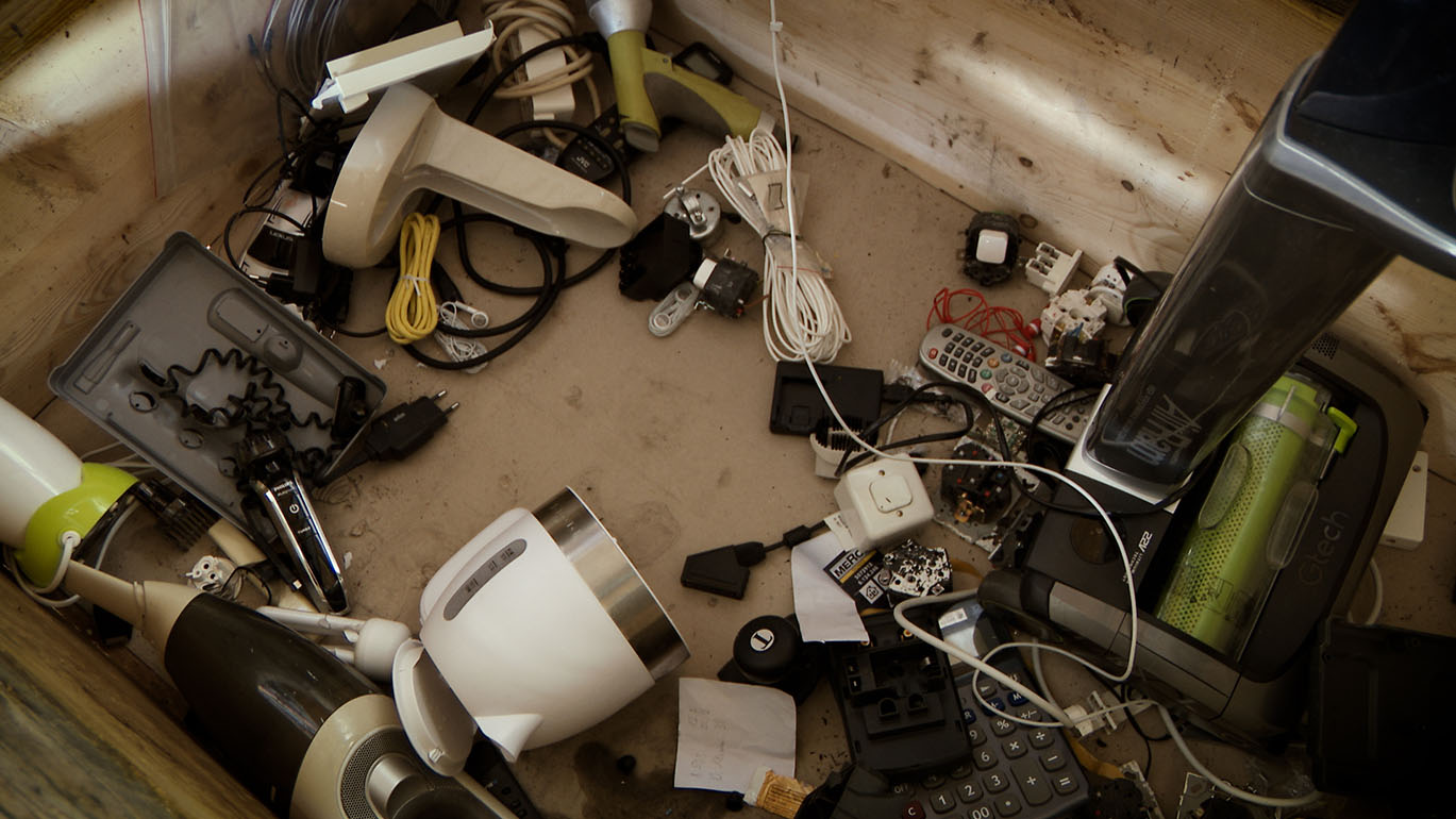 Recyclingpalette mit kleinen Elektro- und Elektronikgeräten
